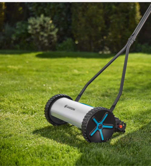 Gardena Cylindergräsklippare Comfort 330 från sidan på en gräsmatta