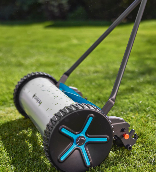 Gardena Cylindergräsklippare Comfort 400 syns på en gräsmatta.